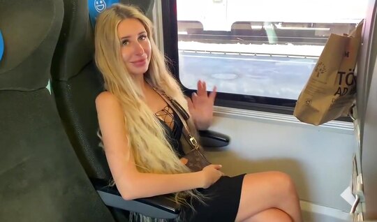 Публичный секс двух российских моделей в поезде и веселые прогулки по городу